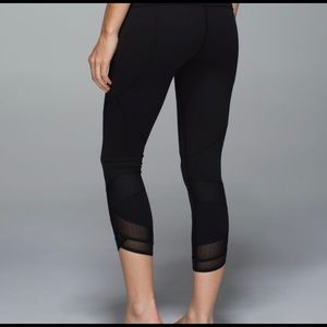 Lululemon Emerge Renew solid black crop